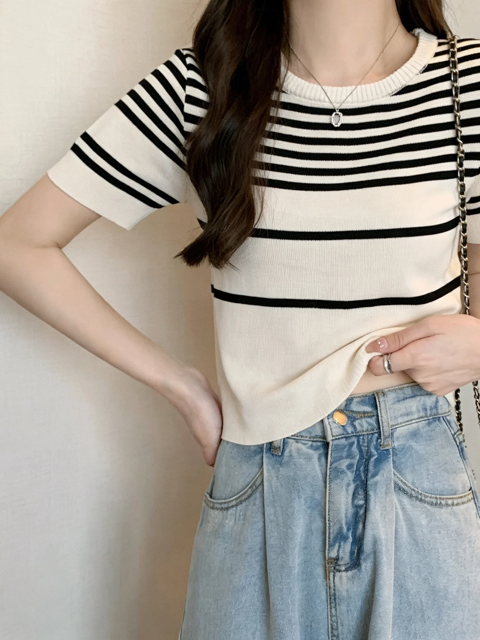 Summer New Women's round Neck Knitted Short Sleeve T-Shirt Color Block Striped Casual Versatile Fashion Top Small Size
Summer New Women's round Neck Knitted Short Sleeve T-Shirt Color Block Striped Casual Versatile Fashion Top Small Size