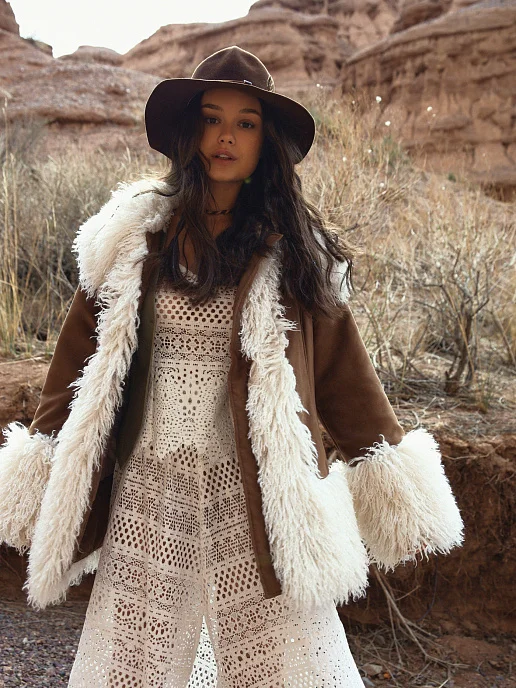 Elegant Faux Fur Patchwork Suede Jacket Women Fashion Lapel Full Sleeve Loose Warm Jackets Lady 2025 Winter Daily Street Wear
Elegant Faux Fur Patchwork Suede Jacket Women Fashion Lapel Full Sleeve Loose Warm Jackets Lady 2025 Winter Daily Street Wear