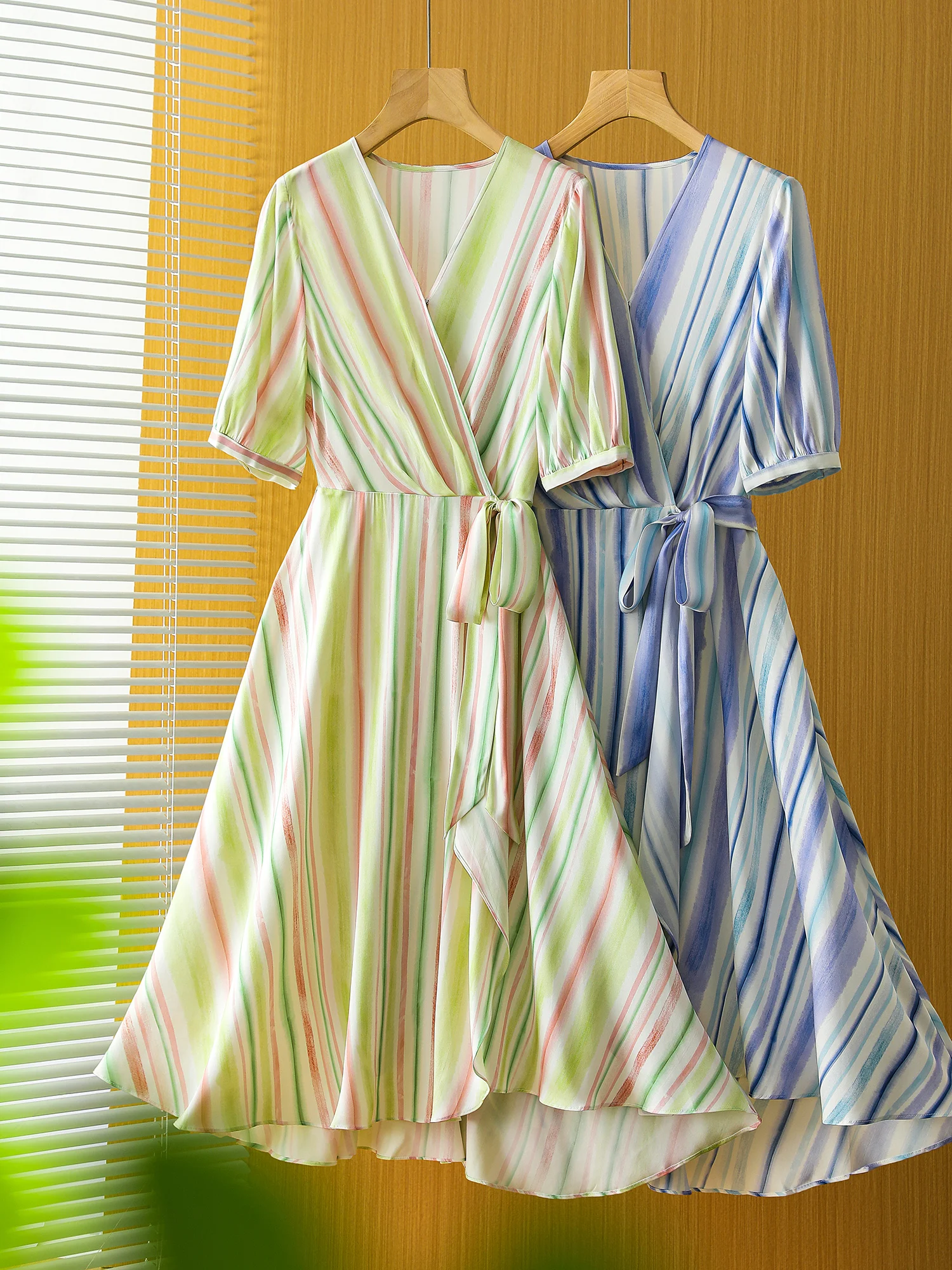 New Holiday Silk Elastic Double Qiao V-neck Waist Dress LY8961
New Holiday Silk Elastic Double Qiao V-neck Waist Dress LY8961