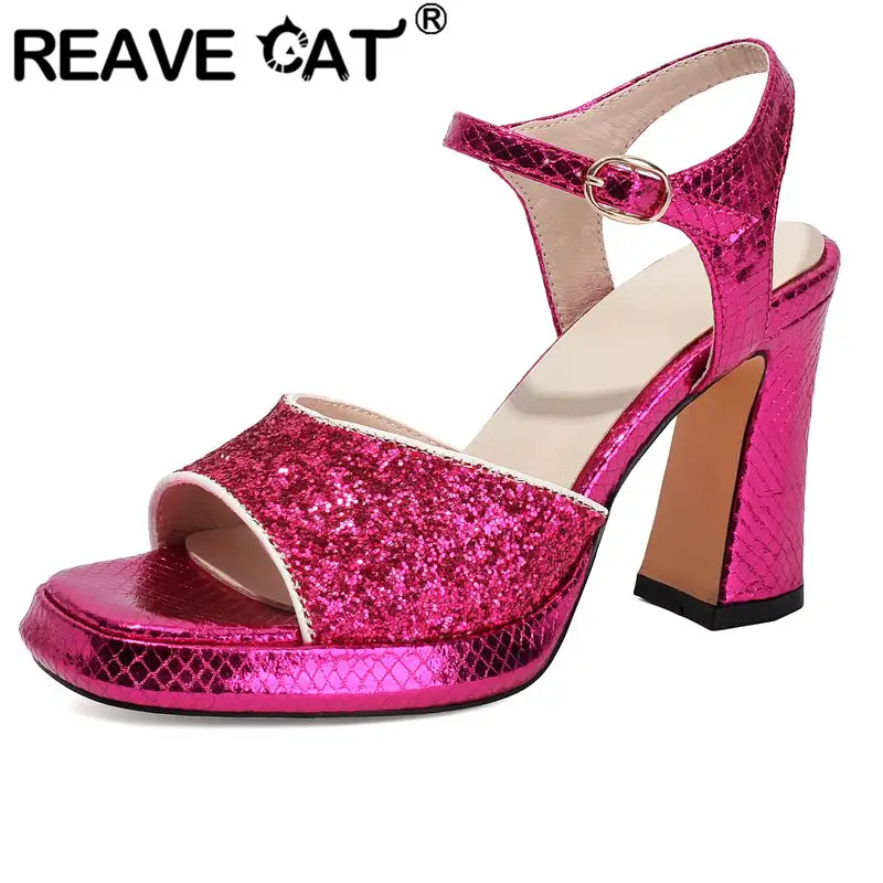 Женские серебристые босоножки REAVE CAT с квадратным носком, массивным каблуком 9 см, ремешком с пряжкой сзади, большие размеры 44, 45, 46. Сексуальная обувь для свиданий и вечеринок.
Женские серебристые босоножки REAVE CAT с квадратным носком, массивным каблуком 9 см, ремешком с пряжкой сзади, большие размеры 44, 45, 46. Сексуальная обувь для свиданий и вечеринок.