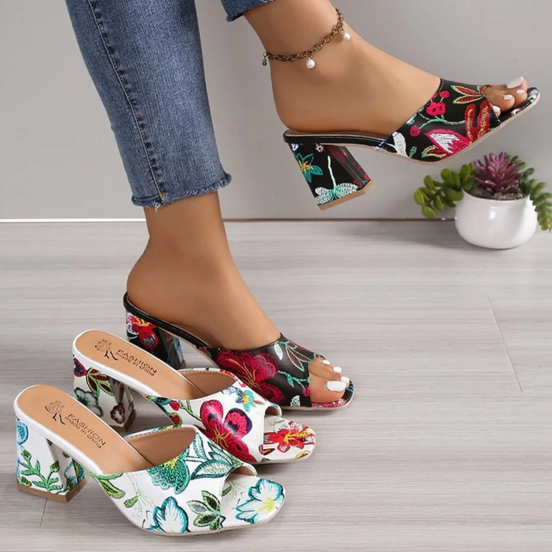 Large-sized thick-heeled slippers, women's summer style printed fashion, square-toed high-heeled flip-flops, women's sandals
Large-sized thick-heeled slippers, women's summer style printed fashion, square-toed high-heeled flip-flops, women's sandals