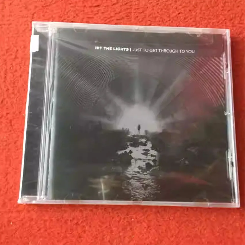 CD. Это альбом американской поп-панк/эмо-рок-группы Hit The Lights, названный «Just To Get Through To You», с обложкой.
CD. Это альбом американской поп-панк/эмо-рок-группы Hit The Lights, названный «Just To Get Through To You», с обложкой.