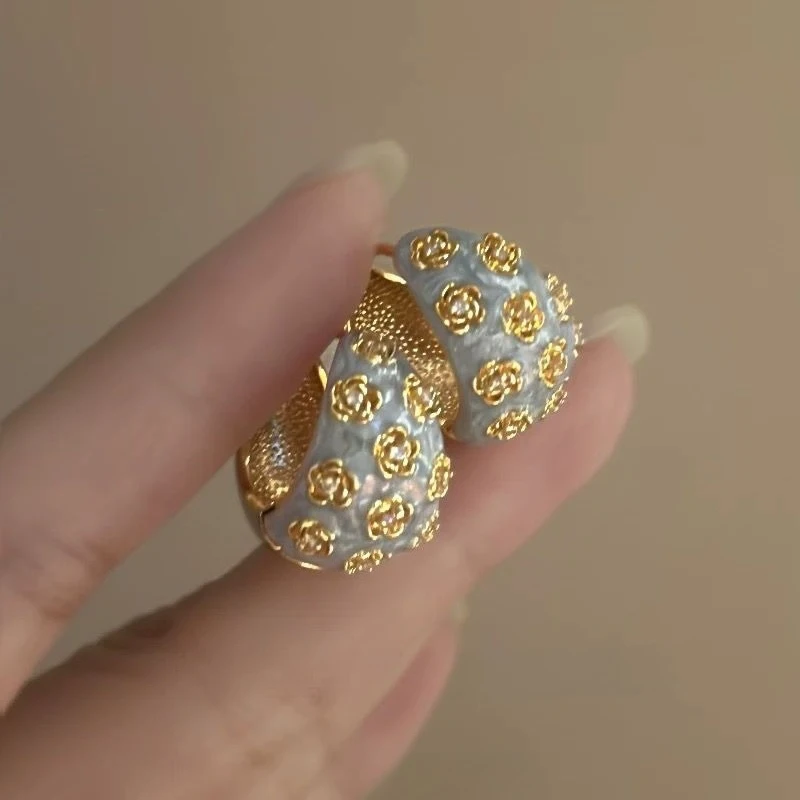 Blue-Toned French Vintage Dripping Glaze Rose Flower Earrings Women's Light Luxury High-End Niche Elegance Ear Accessories
Blue-Toned French Vintage Dripping Glaze Rose Flower Earrings Women's Light Luxury High-End Niche Elegance Ear Accessories