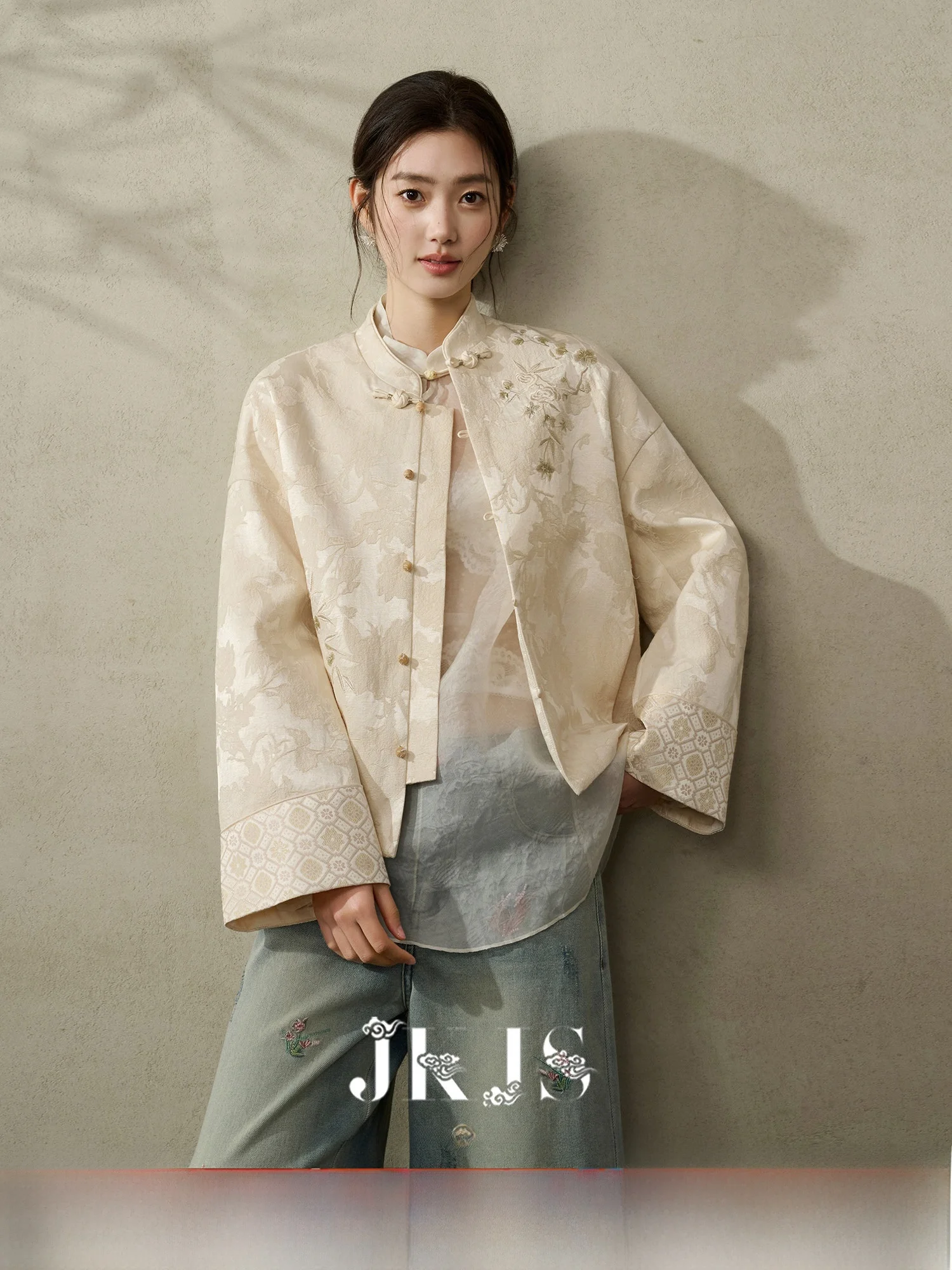 Новая китайская вышитая короткая куртка с пуговицами из шелка, с цветочным узором, женская, приталенная, верхняя одежда
Новая китайская вышитая короткая куртка с пуговицами из шелка, с цветочным узором, женская, приталенная, верхняя одежда