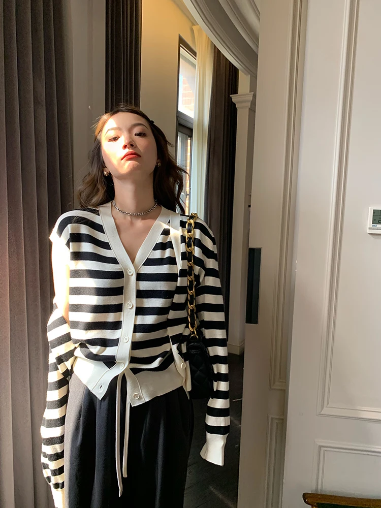 Women's V-Neck Knitwear Set Black White Stripes Casual Style Long Sleeve Soft Cotton Slim Fit Two-Piece Sweater And Vest Outfit
Women's V-Neck Knitwear Set Black White Stripes Casual Style Long Sleeve Soft Cotton Slim Fit Two-Piece Sweater And Vest Outfit