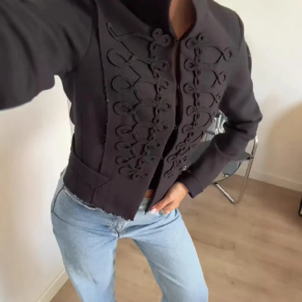 Женская укороченная куртка-пальто в неокитайском стиле с воротником-стойкой и пуговицами-лягушками, новинка весны 2026, винтажный уникальный дизайн
Женская укороченная куртка-пальто в неокитайском стиле с воротником-стойкой и пуговицами-лягушками, новинка весны 2026, винтажный уникальный дизайн