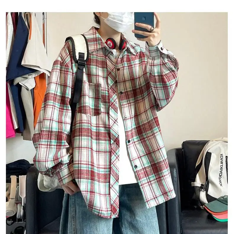 Ретро-американский красный клетчатый удлиненный свитер для весны и осени, рабочая одежда, внутренний слой, модный топ для пар, свободный крой, повседневный стиль
Ретро-американский красный клетчатый удлиненный свитер для весны и осени, рабочая одежда, внутренний слой, модный топ для пар, свободный крой, повседневный стиль