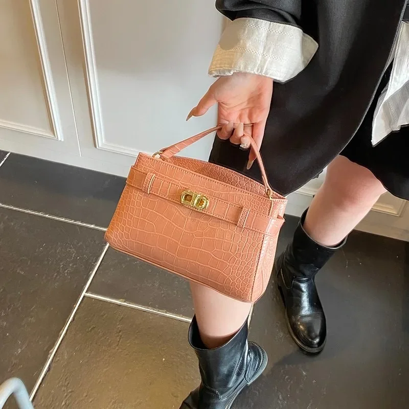 Роскошная брендовая женская сумка через плечо из натуральной кожи, элегантная сумка через плечо с просторными отделениями для хранения
Роскошная брендовая женская сумка через плечо из натуральной кожи, элегантная сумка через плечо с просторными отделениями для хранения