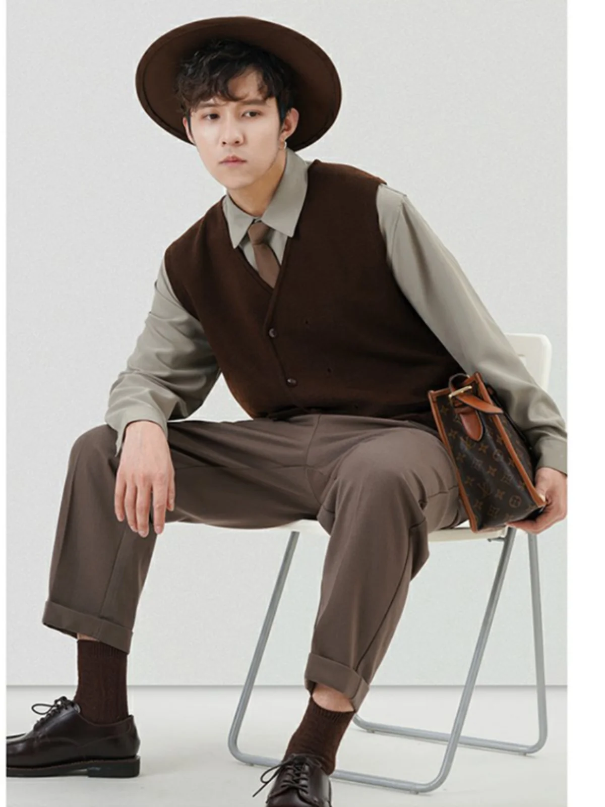 Мужской вязаный шерстяной жилет Briti Sle в винтажном стиле, двубортный, приталенный, повседневный, с V-образным вырезом, осенний, для бизнеса и отдыха
Мужской вязаный шерстяной жилет Briti Sle в винтажном стиле, двубортный, приталенный, повседневный, с V-образным вырезом, осенний, для бизнеса и отдыха