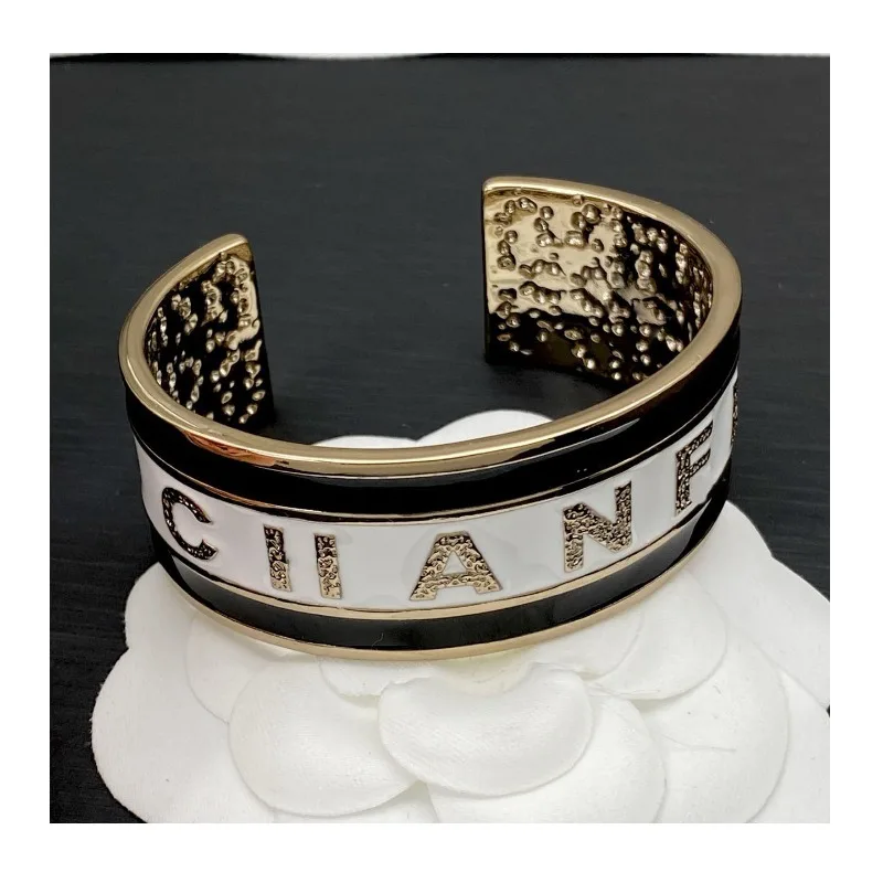 New Double Letter Light Luxury High-end Bracelet Women's Classic Retro New Bracelet
New Double Letter Light Luxury High-end Bracelet Women's Classic Retro New Bracelet