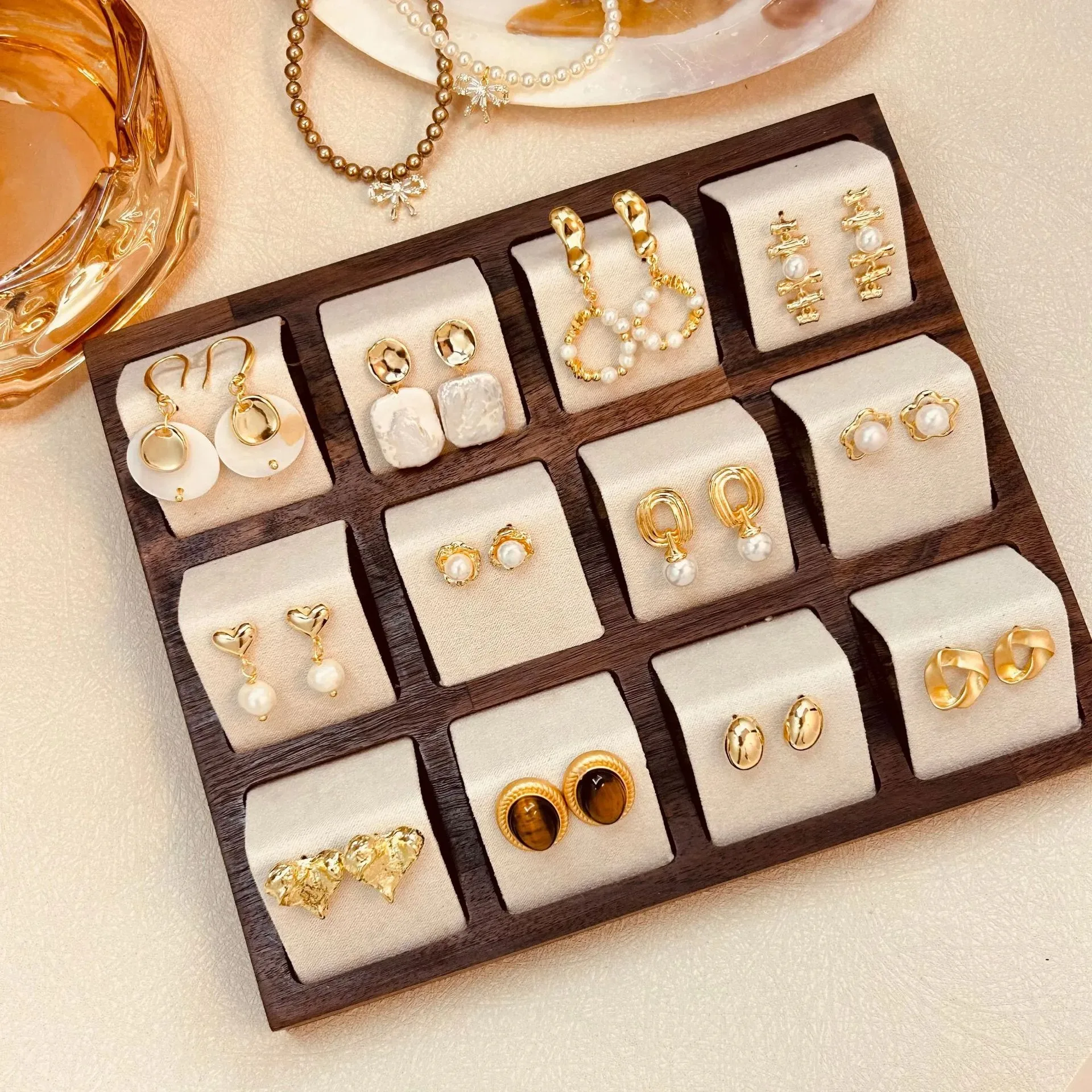 Подставка для ювелирных изделий из орехового дерева: держатель для сережек и гвоздей ручной работы, бежевый бархат
Подставка для ювелирных изделий из орехового дерева: держатель для сережек и гвоздей ручной работы, бежевый бархат