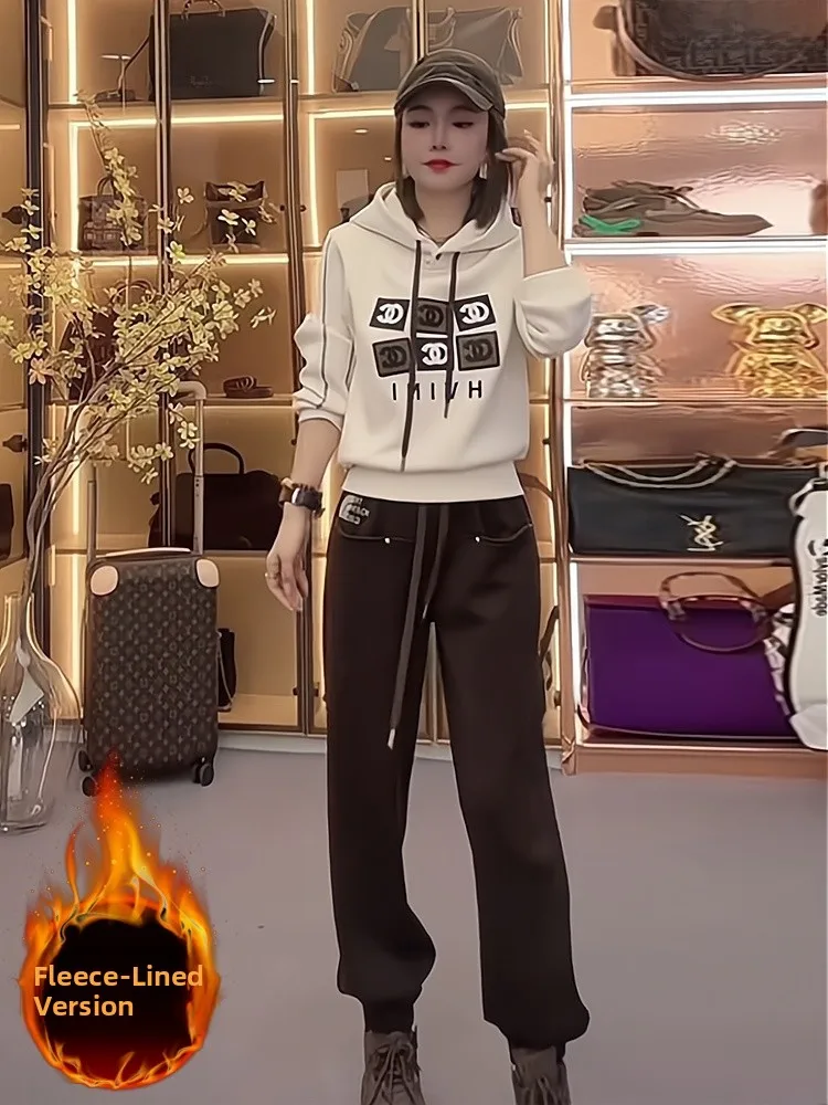 Fashionable Casual Sportswear Set Women's Winter New Style Age-Defying Fleece Hoodie And Pants Two-Piece Set Elegant Chic
Fashionable Casual Sportswear Set Women's Winter New Style Age-Defying Fleece Hoodie And Pants Two-Piece Set Elegant Chic
