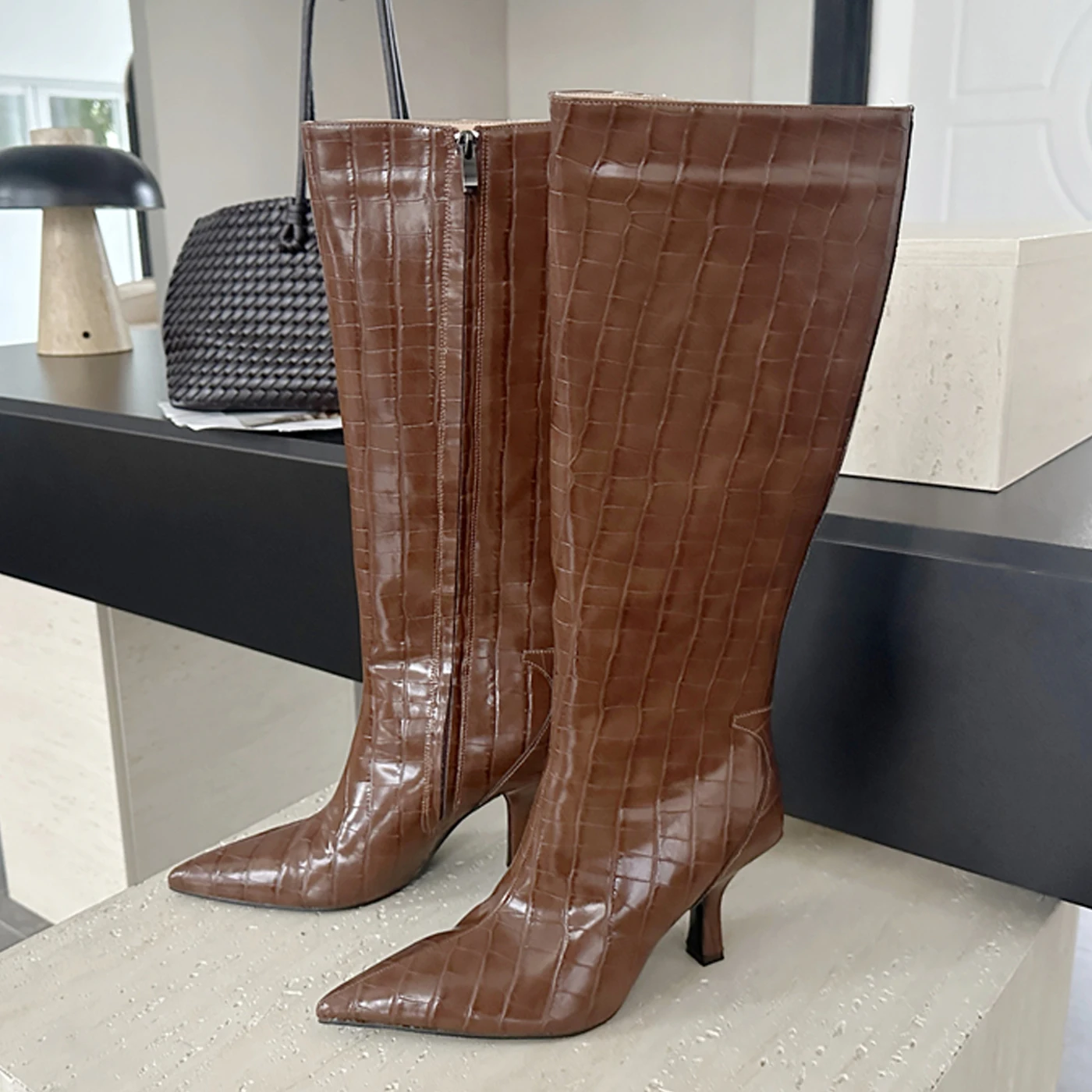 Aneikeh/Осенне-зимние пикантные женские сапоги до колена на тонком высоком каблуке с каменным узором, туфли на молнии с острым носком
Aneikeh/Осенне-зимние пикантные женские сапоги до колена на тонком высоком каблуке с каменным узором, туфли на молнии с острым носком