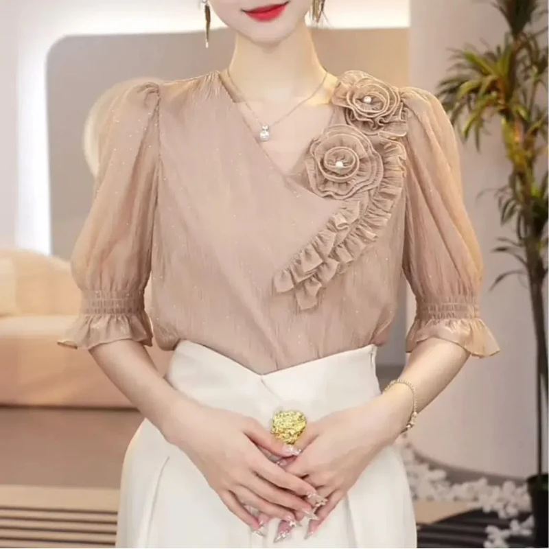 Temperament and Fashionable Three-dimensional Flower V-neck Puff Sleeve Shirt for Women's New Summer Retro Style Versatile Top
Temperament and Fashionable Three-dimensional Flower V-neck Puff Sleeve Shirt for Women's New Summer Retro Style Versatile Top
