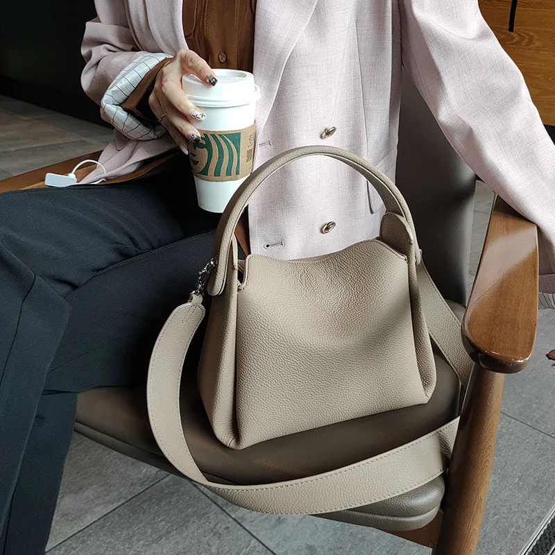 2023 New Large Soft Leather Tote Bag Women's Large Capacity Handbag Niche Design Shoulder Crossbody Bag
2023 New Large Soft Leather Tote Bag Women's Large Capacity Handbag Niche Design Shoulder Crossbody Bag