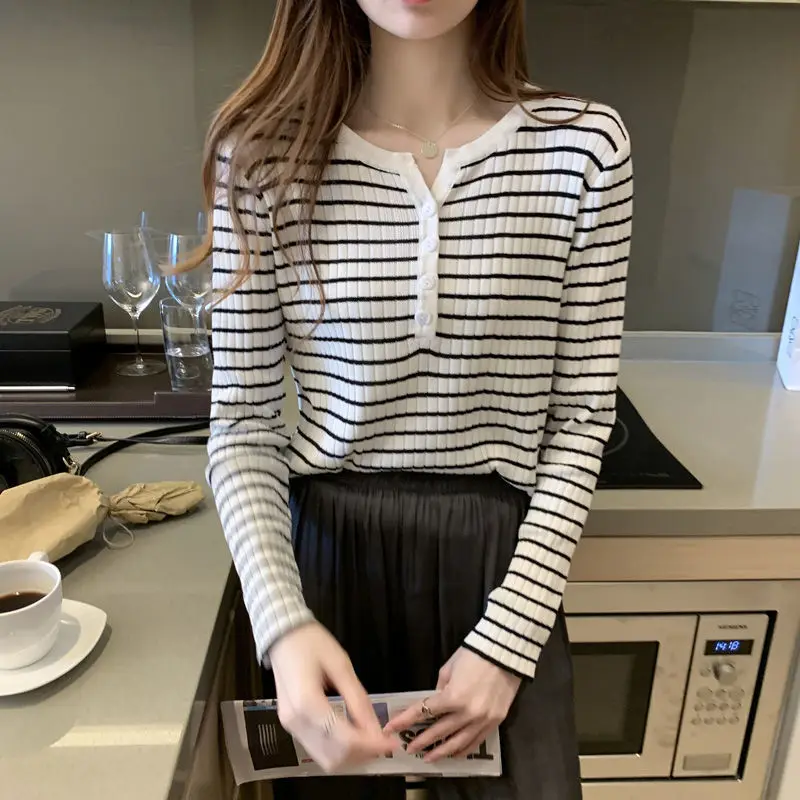 Sweet All-match Striped Slim T Shirts Spring Autumn New Long Sleeve V Neck Button Korean Tops Tees Fashion Casual Women Clothing
Sweet All-match Striped Slim T Shirts Spring Autumn New Long Sleeve V Neck Button Korean Tops Tees Fashion Casual Women Clothing