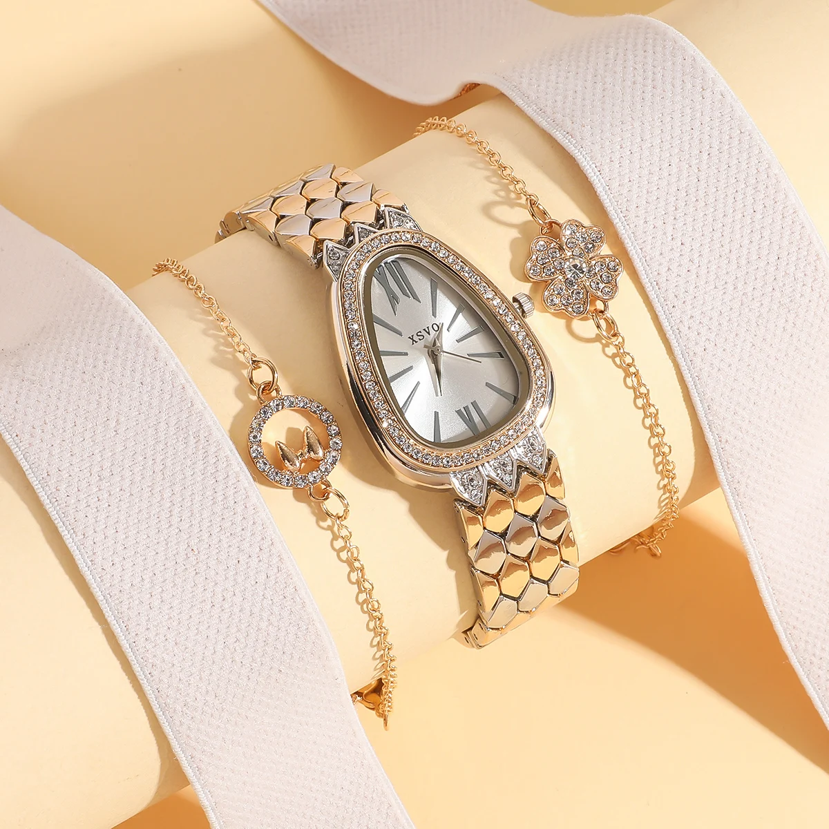 Fashionable women's watch strap with snake pattern roman numeral dial; four-leaf clover bracelet three-piece set
Fashionable women's watch strap with snake pattern roman numeral dial; four-leaf clover bracelet three-piece set