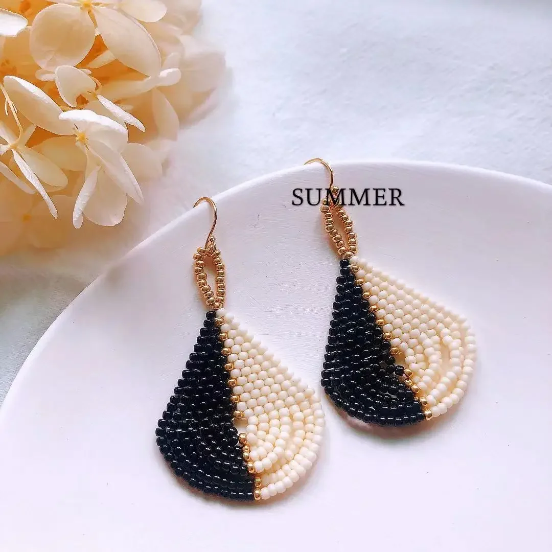 Fringed earrings Hand woven fashion Black and white Retro Versatile Beading Bohemia alloy ma'am Rice bead earrings
Fringed earrings Hand woven fashion Black and white Retro Versatile Beading Bohemia alloy ma'am Rice bead earrings