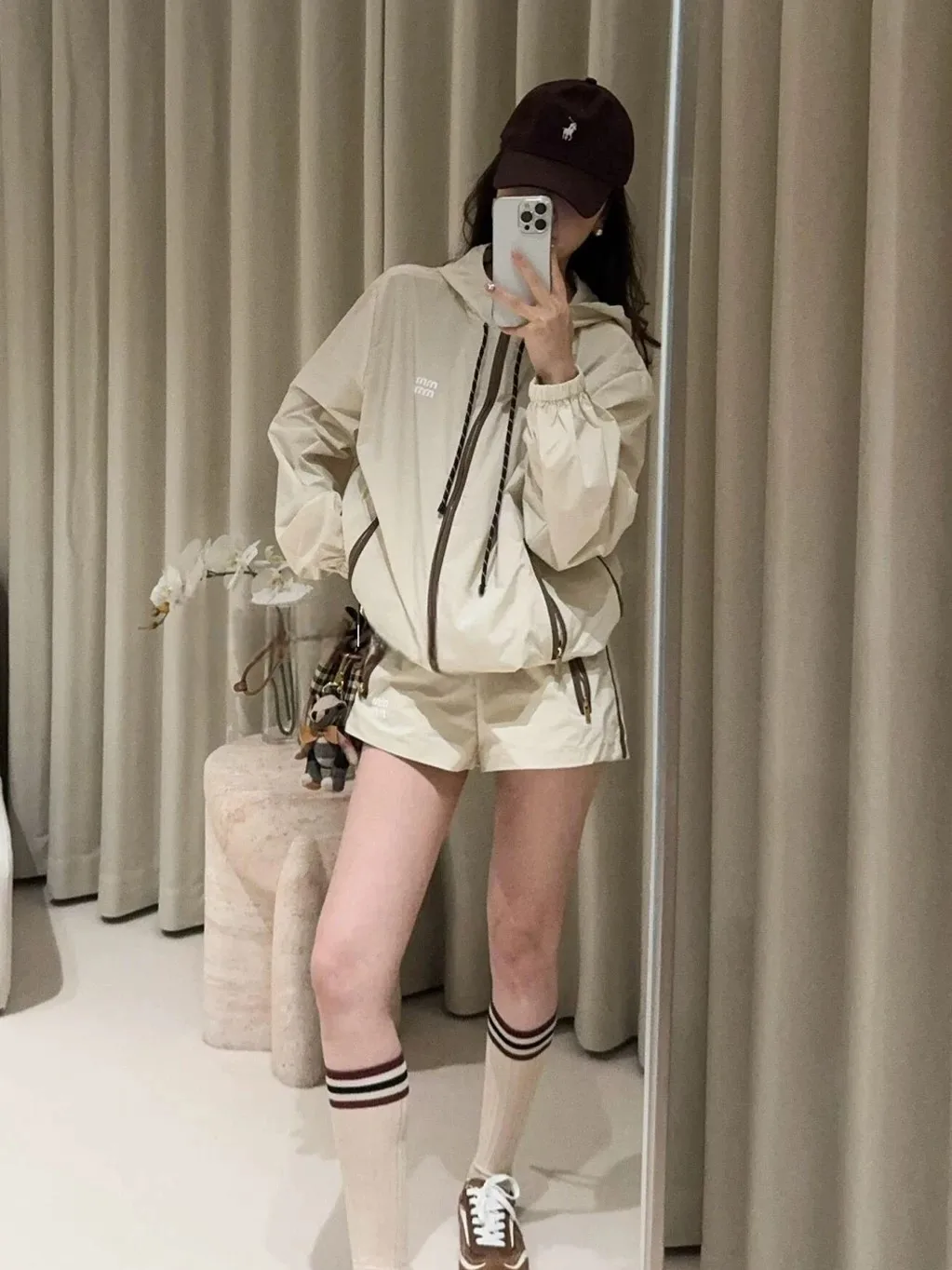 South Oil Women's Fashion Set Sun Protection Windbreaker Coat with Drawstring Shorts Sport Suit Letter Logo Hooded Outerwear
South Oil Women's Fashion Set Sun Protection Windbreaker Coat with Drawstring Shorts Sport Suit Letter Logo Hooded Outerwear