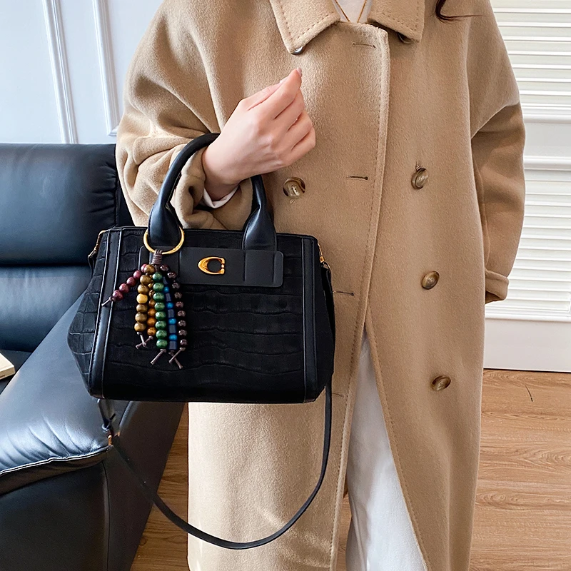 Уникальная минималистичная большая сумка через плечо, стильная винтажная кожаная сумка для модных женщин с буквенным дизайном логотипа
Уникальная минималистичная большая сумка через плечо, стильная винтажная кожаная сумка для модных женщин с буквенным дизайном логотипа