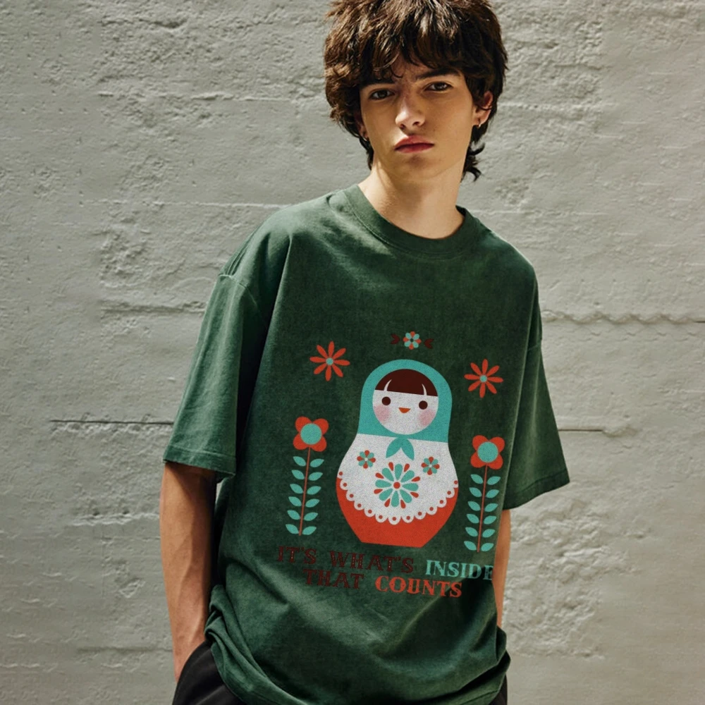 Graphic T-shirt Russian Doll T-shirt 100% Cotton High Quality Oversize Green T-shirt Single Matryoshka Print Cultural Y2K Vibe
Graphic T-shirt Russian Doll T-shirt 100% Cotton High Quality Oversize Green T-shirt Single Matryoshka Print Cultural Y2K Vibe