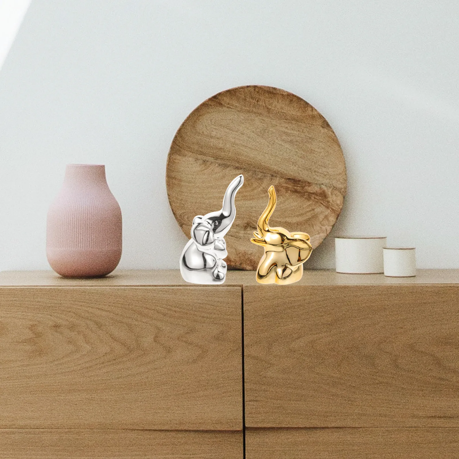 Набор из 2-х подставок для колец в виде слонов, компактный керамический держатель для колец, органайзер для ювелирных украшений, декор для стола и спальни
Набор из 2-х подставок для колец в виде слонов, компактный керамический держатель для колец, органайзер для ювелирных украшений, декор для стола и спальни