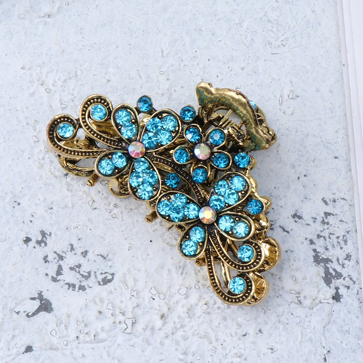 1Pcs Sky Blue Vintage Hair Claw Clip Crystal Alloy Claw Clamp for Women Water Resistant Hair Holder Accessory
1Pcs Sky Blue Vintage Hair Claw Clip Crystal Alloy Claw Clamp for Women Water Resistant Hair Holder Accessory