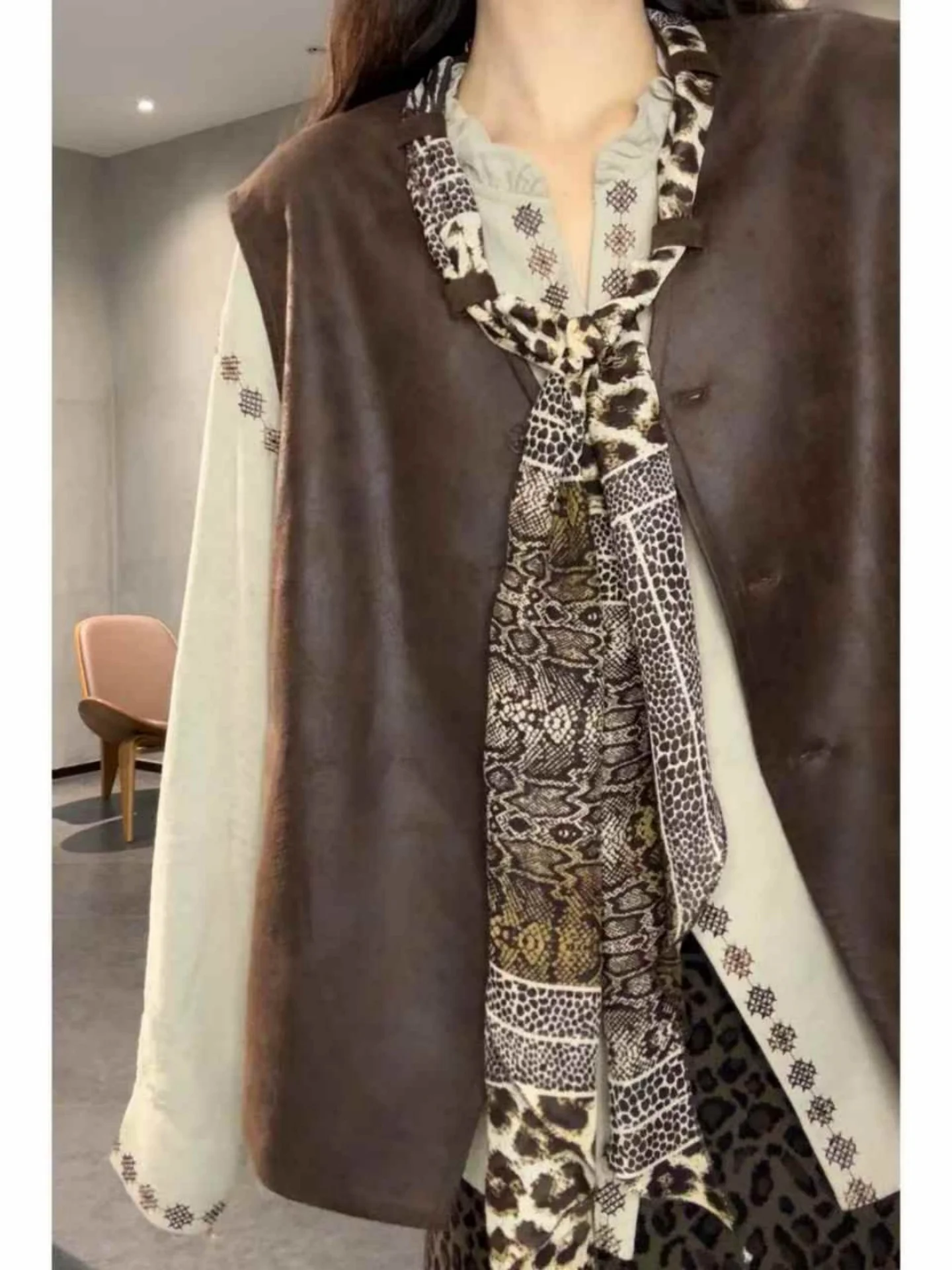 Retro Style Women's Fashionable Loose Shirt And Vest Set Winter Collection Korean Style Casual Wear Comfortable Fit
Retro Style Women's Fashionable Loose Shirt And Vest Set Winter Collection Korean Style Casual Wear Comfortable Fit