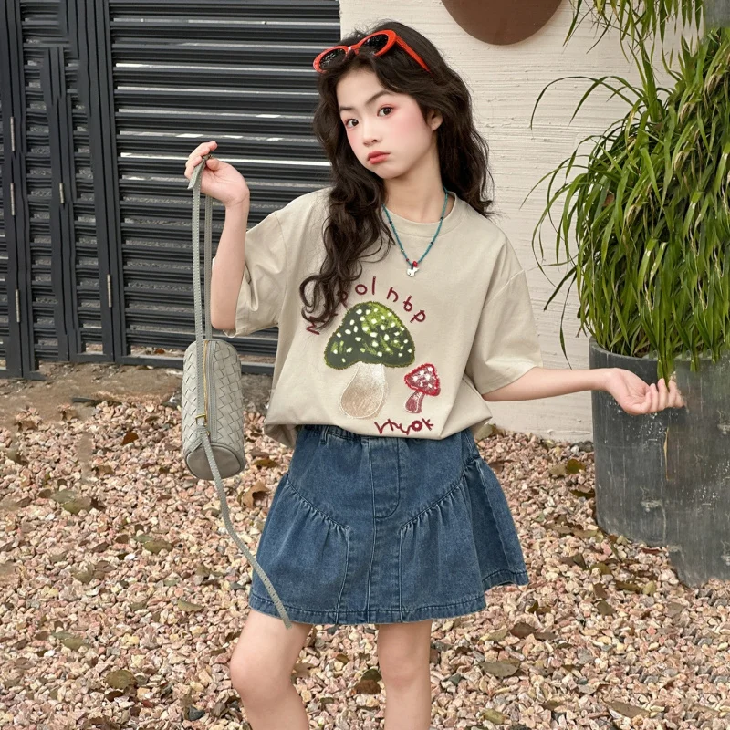 Girls' Summer Denim Skirt Set with Printed Short SleevesTKorean-style shirt and short skirt two-piece set, sweet and cool
Girls' Summer Denim Skirt Set with Printed Short SleevesTKorean-style shirt and short skirt two-piece set, sweet and cool