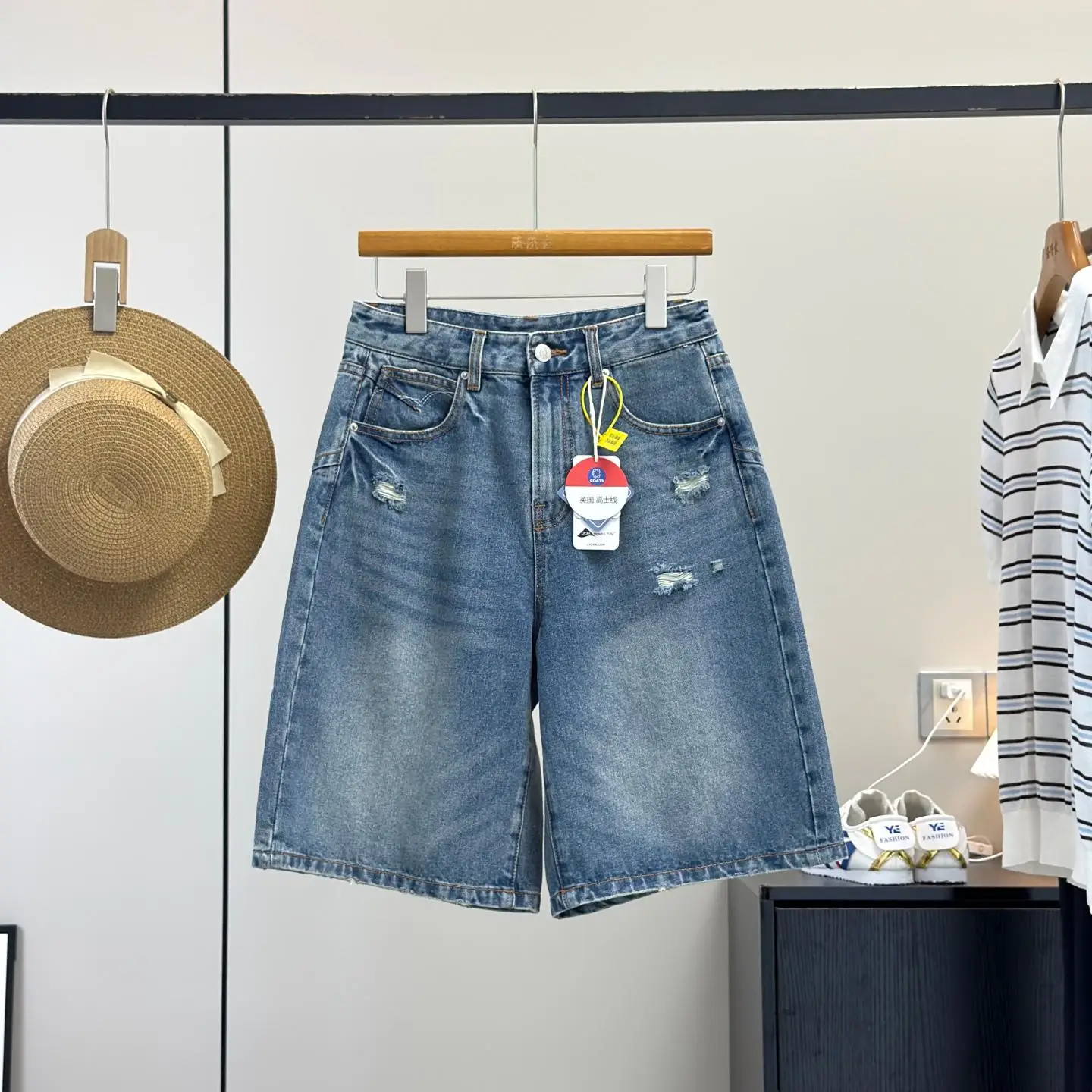Fashionable High-Waist Distressed Five-Point Jeans Retro Washed Straight Leg Loose Fit Cotton Denim Ladies Summer Jeans
Fashionable High-Waist Distressed Five-Point Jeans Retro Washed Straight Leg Loose Fit Cotton Denim Ladies Summer Jeans