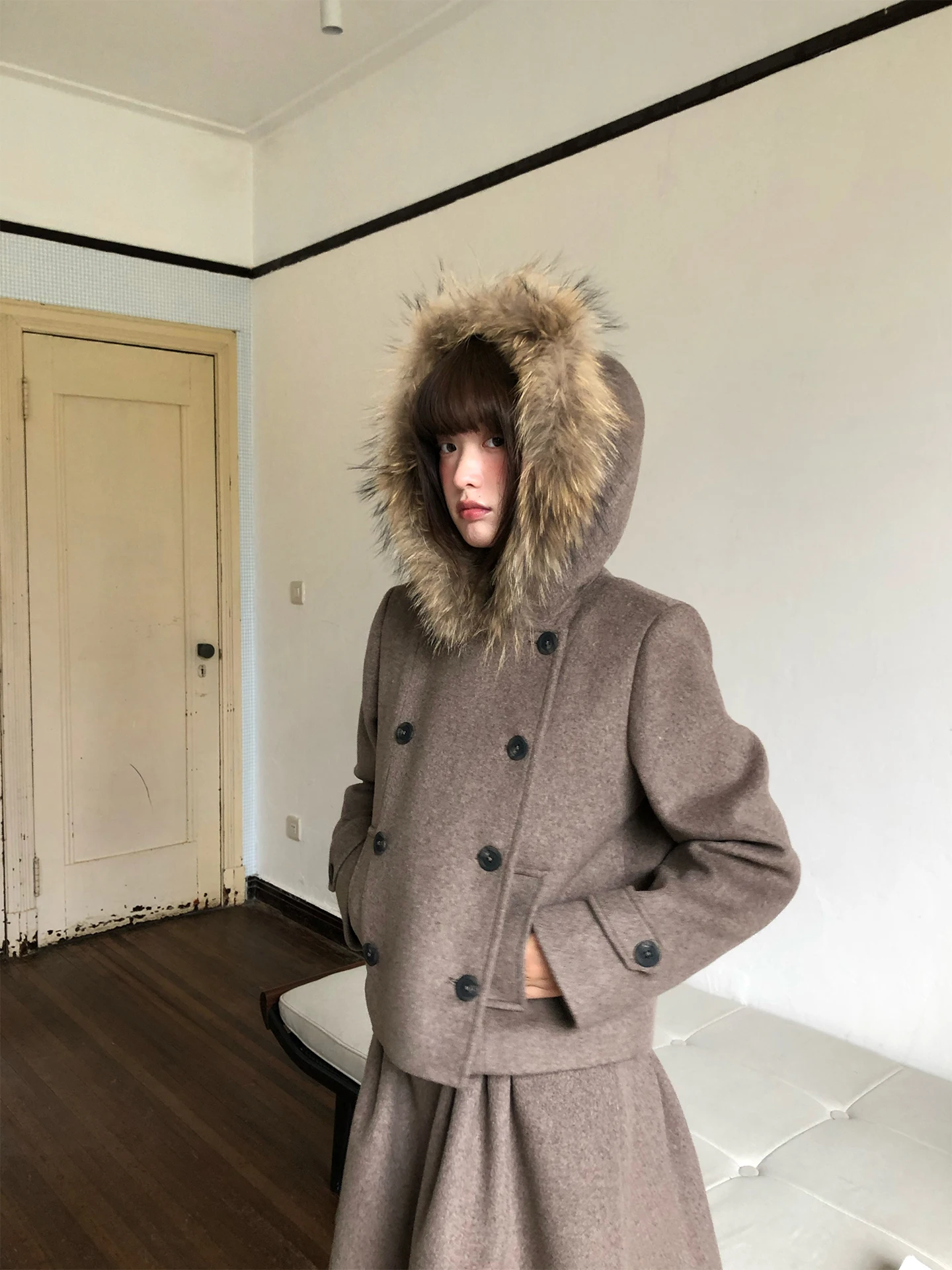 Шерстяное пальто Jingyege с отстегивающимся воротником из натурального меха и капюшоном, винтажный комплект с юбкой из 50% шерстяной смеси для молодых женщин
Шерстяное пальто Jingyege с отстегивающимся воротником из натурального меха и капюшоном, винтажный комплект с юбкой из 50% шерстяной смеси для молодых женщин