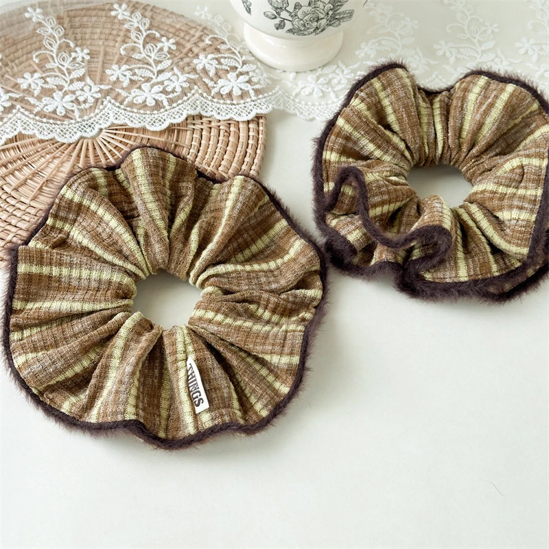 Retro Style Striped Large Hair Ties Oversized Elastic Scrunchies Soft Fuzzy Trim Ponytail Accessory for Women Aesthetic Decor
Retro Style Striped Large Hair Ties Oversized Elastic Scrunchies Soft Fuzzy Trim Ponytail Accessory for Women Aesthetic Decor