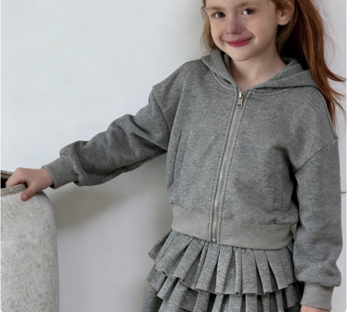 Новая коллекция детской одежды осень-зима 2025: Корейский серый костюм для девочек, юбочный комплект
Новая коллекция детской одежды осень-зима 2025: Корейский серый костюм для девочек, юбочный комплект