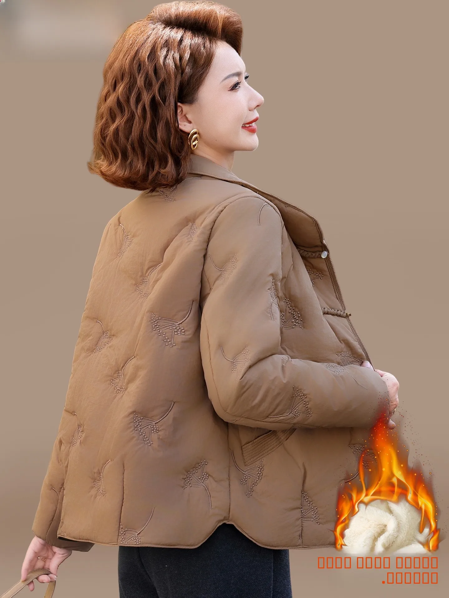 Новая китайская зимняя куртка для женщин: модное хлопковое пальто для среднего и старшего возраста с флисовой подкладкой, теплое, приталенное, с отложным воротником, на молнии.
Новая китайская зимняя куртка для женщин: модное хлопковое пальто для среднего и старшего возраста с флисовой подкладкой, теплое, приталенное, с отложным воротником, на молнии.