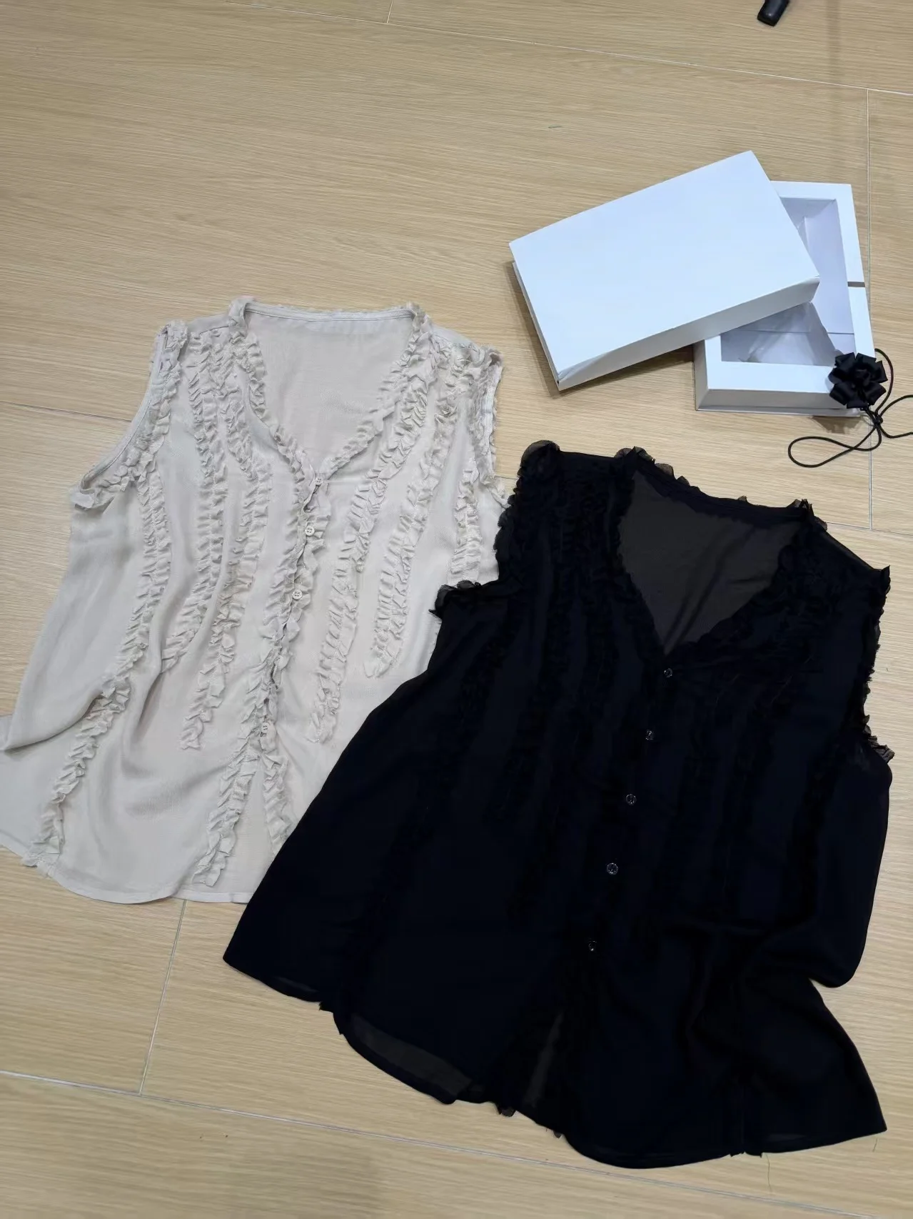 Elegant V-neck Lace Trim Loose Lightweight Sleeveless Shirt Women's Fashion Summer New Style Straight Cut Slimming Top
Elegant V-neck Lace Trim Loose Lightweight Sleeveless Shirt Women's Fashion Summer New Style Straight Cut Slimming Top