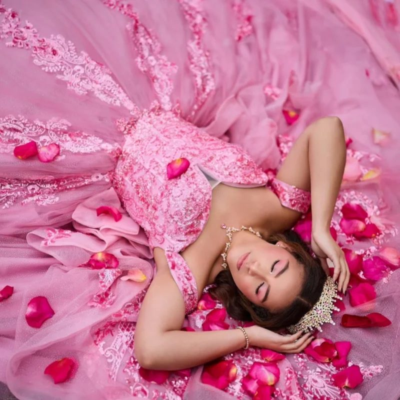 Simple Shiny Pink Quinceanera Dress off-shoulder Glitter Decal Lace Ruffle Long tail vestidos de 15 Quinceanera Customize
Simple Shiny Pink Quinceanera Dress off-shoulder Glitter Decal Lace Ruffle Long tail vestidos de 15 Quinceanera Customize