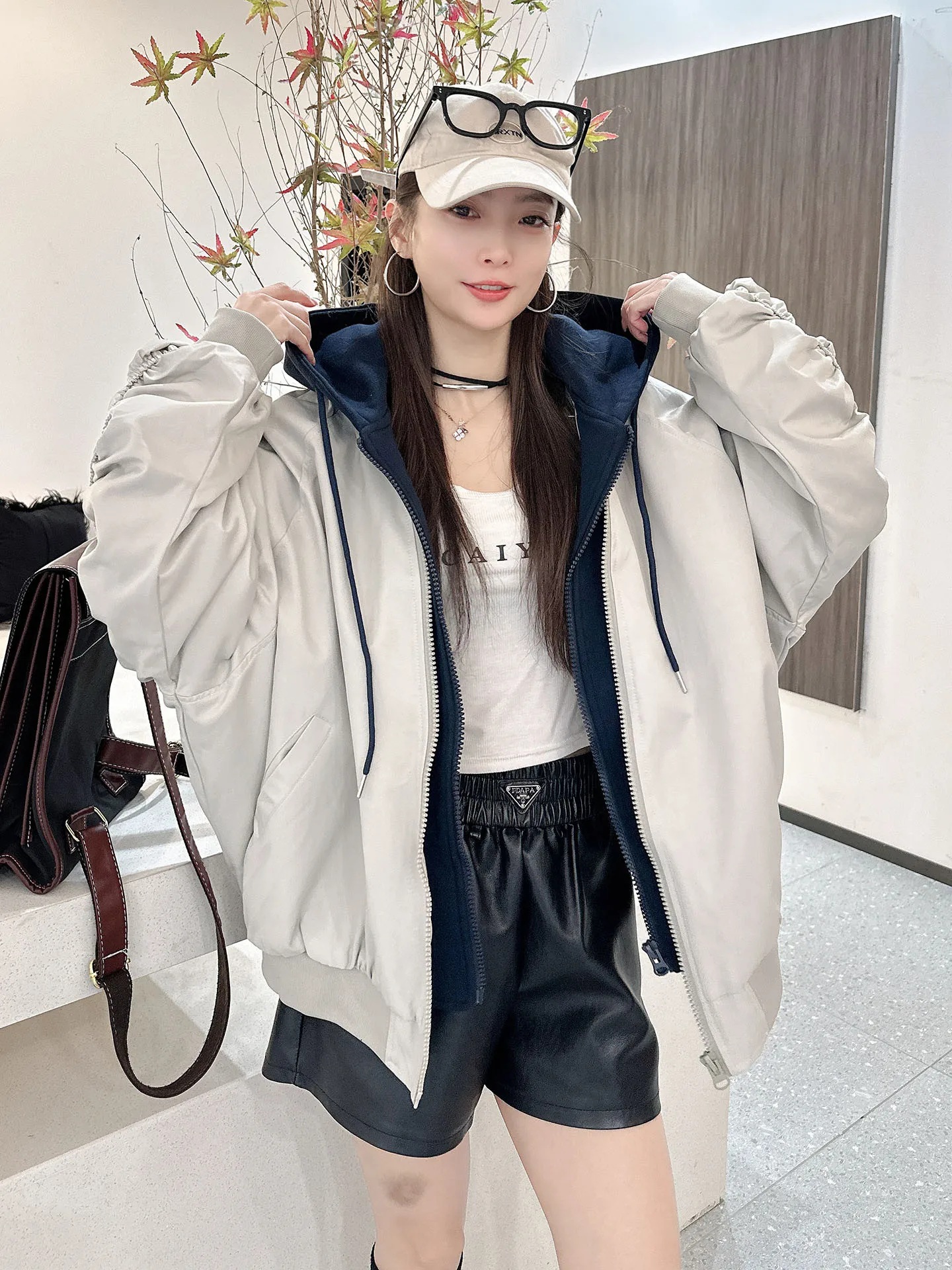 Утепленная хлопковая бейсбольная куртка-бомбер женская повседневная свободного кроя с капюшоном на молнии, с длинными рукавами, теплая, для ежедневной носки
Утепленная хлопковая бейсбольная куртка-бомбер женская повседневная свободного кроя с капюшоном на молнии, с длинными рукавами, теплая, для ежедневной носки