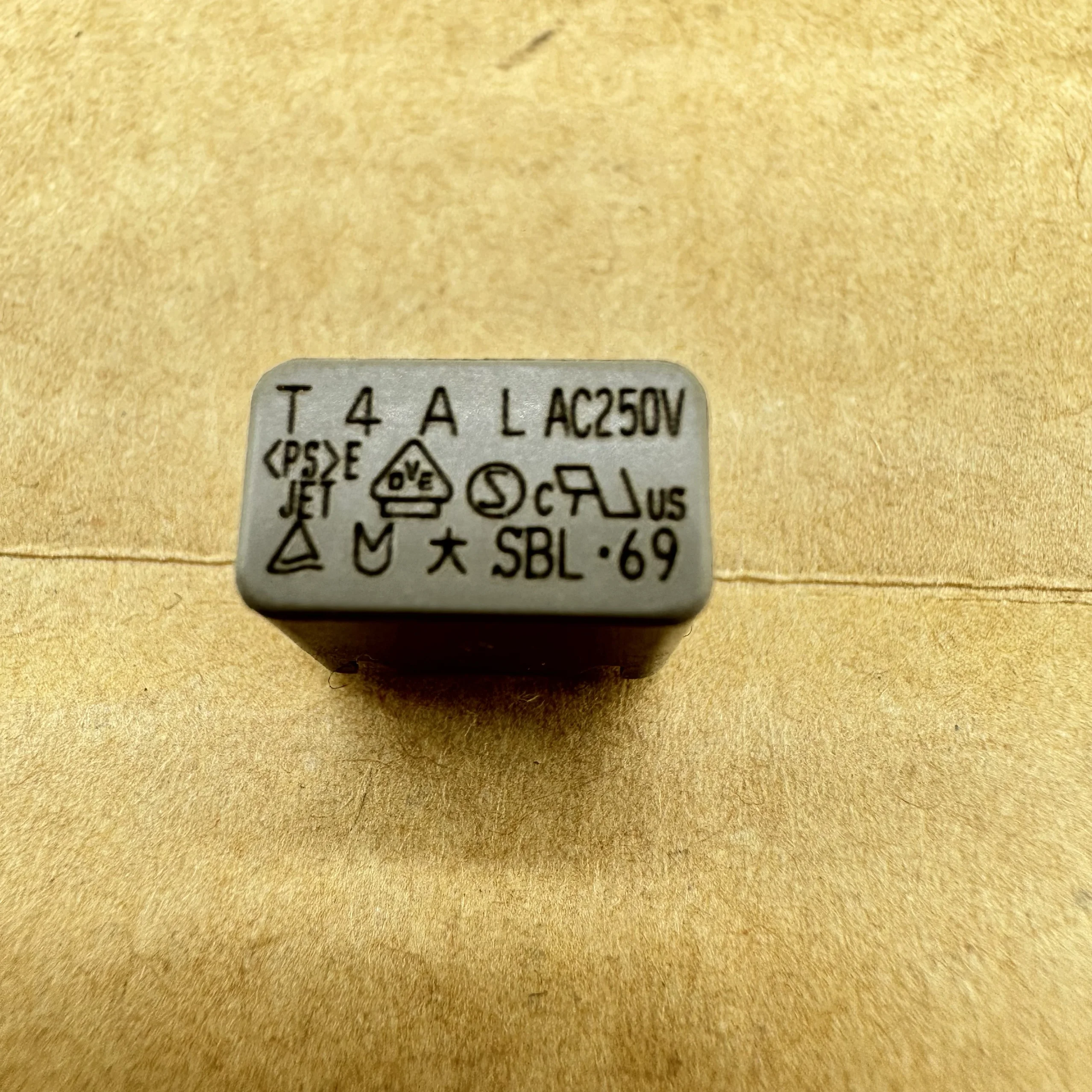 10PCS/T4AL AC250V fuse tube 12.5x10x7.5 high-precision SBL40 imported from Japan 4A
10PCS/T4AL AC250V fuse tube 12.5x10x7.5 high-precision SBL40 imported from Japan 4A