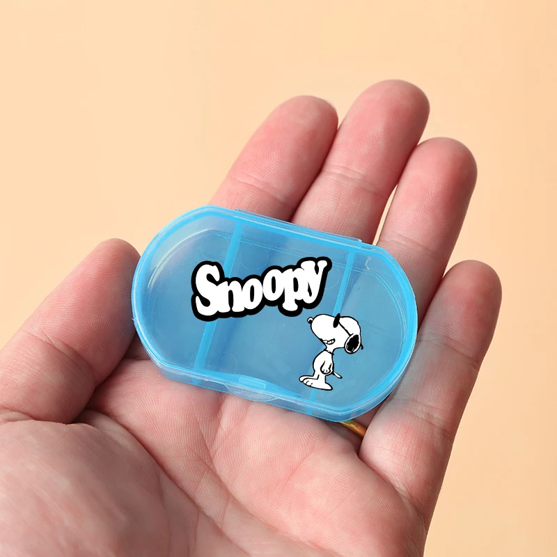 Портативная мини-коробка для таблеток Snoopys Kawaii для путешествий, аниме, трехсекционный прозрачный пластиковый чехол для хранения лекарств, контейнер, подарки
Портативная мини-коробка для таблеток Snoopys Kawaii для путешествий, аниме, трехсекционный прозрачный пластиковый чехол для хранения лекарств, контейнер, подарки