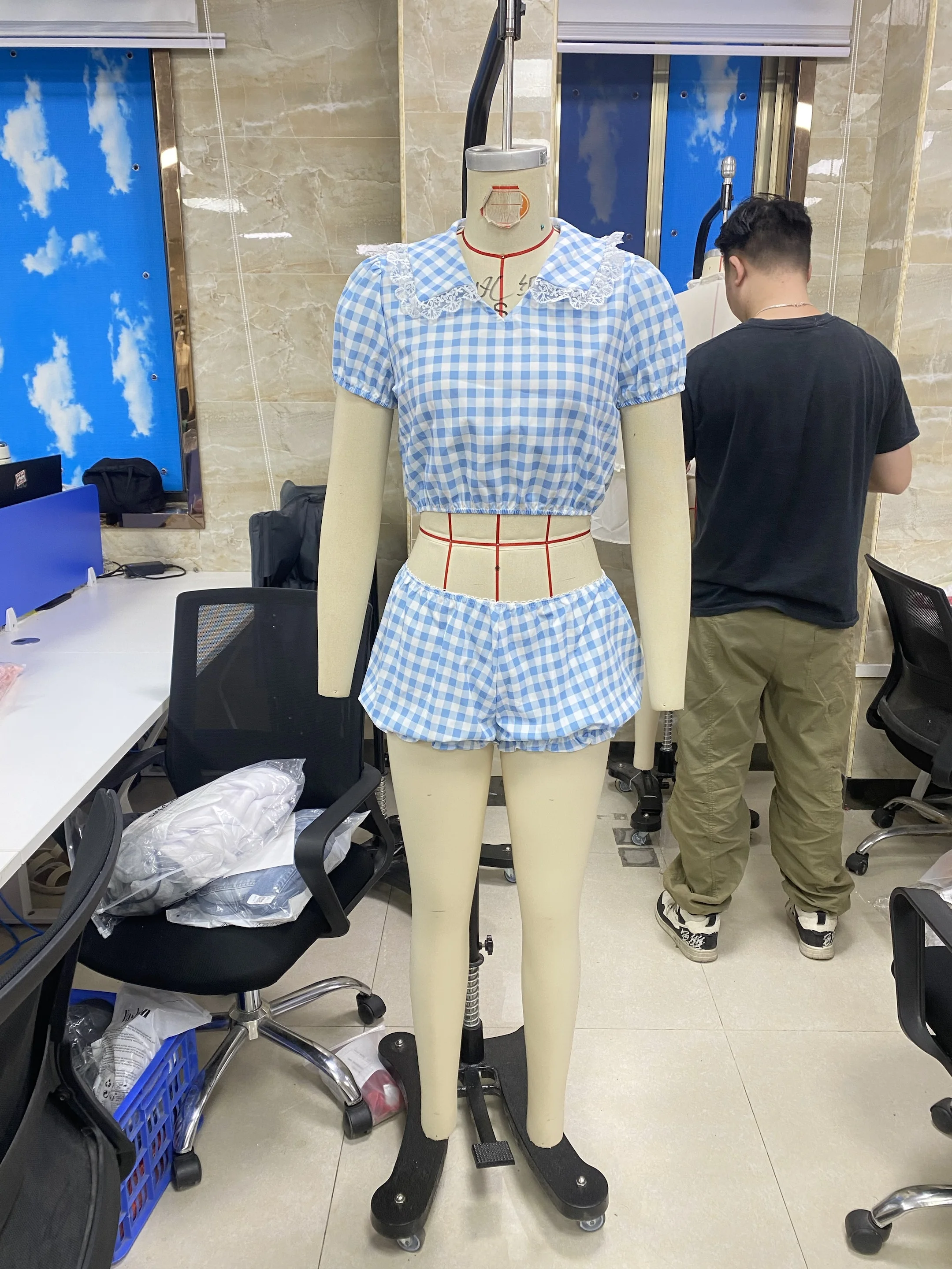 Женский комплект из двух предметов в клетку, укороченный топ с кукольным воротником с кружевной отделкой и короткими рукавами и шорты с рюшами для повседневного клубного вечеринки
Женский комплект из двух предметов в клетку, укороченный топ с кукольным воротником с кружевной отделкой и короткими рукавами и шорты с рюшами для повседневного клубного вечеринки