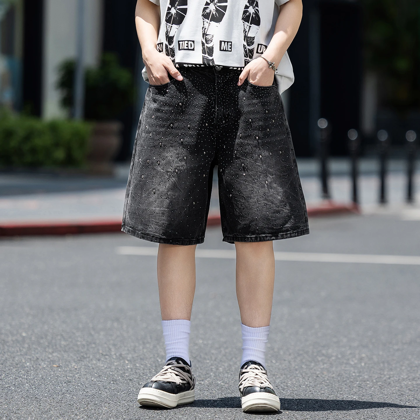 Denim Shorts Jorts Men Streetwear Hip Hop Loose Casual Skull Hot Diamond Rivet Jeans Shorts Pants Cityboy Short Trousers
Denim Shorts Jorts Men Streetwear Hip Hop Loose Casual Skull Hot Diamond Rivet Jeans Shorts Pants Cityboy Short Trousers