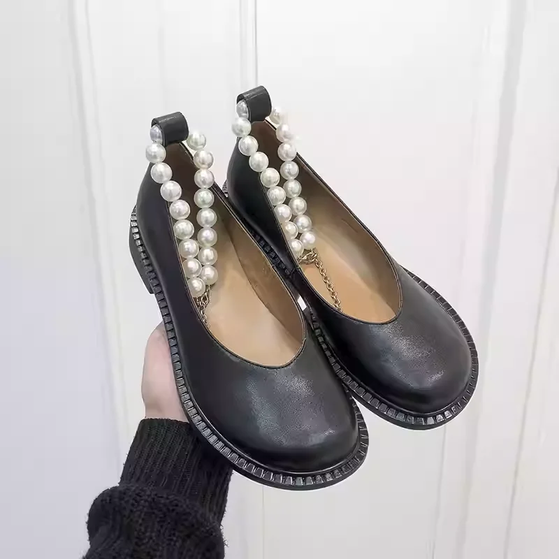 Women's Black Round-Toe Patent Leather Flats with Pearl Single-Strap Buckle Low Heel Shoes
Women's Black Round-Toe Patent Leather Flats with Pearl Single-Strap Buckle Low Heel Shoes
