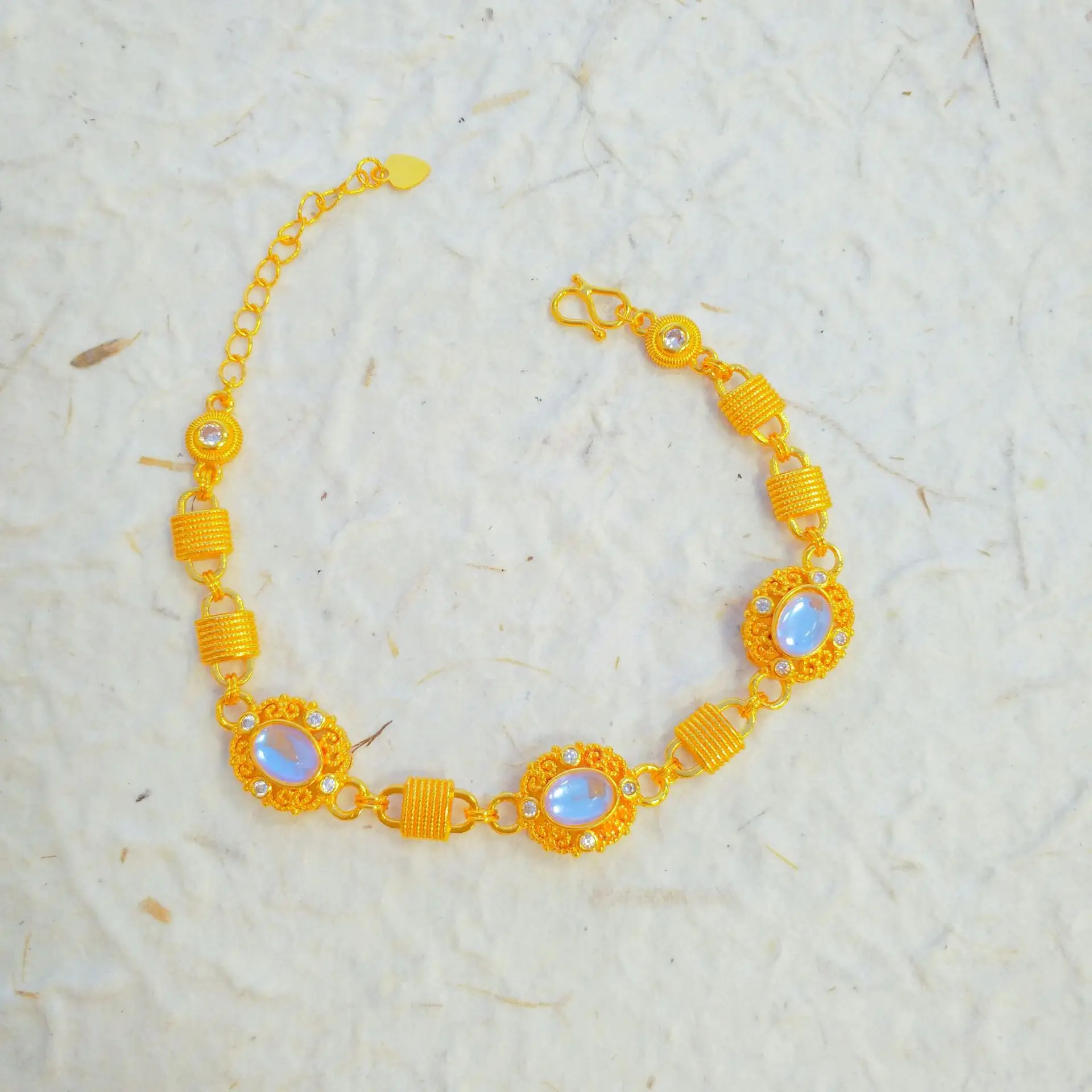 AU999 Starry Sky Fashion Bracelet Women's 24K Gold - Anti-deform, secure, symbol of dreamy romance 
AU999 Starry Sky Fashion Bracelet Women's 24K Gold - Anti-deform, secure, symbol of dreamy romance