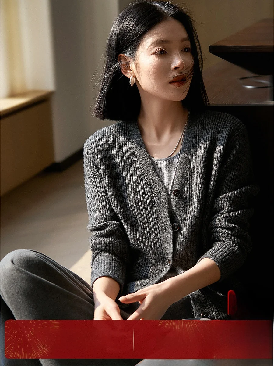 Новый женский вязаный шерстяной кардиган Ele с V-образным вырезом и длинными рукавами, мягкий, удобный, теплый, однотонный, весенний
Новый женский вязаный шерстяной кардиган Ele с V-образным вырезом и длинными рукавами, мягкий, удобный, теплый, однотонный, весенний