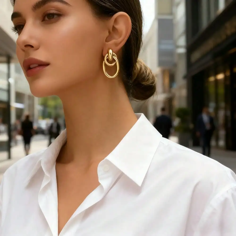 The chain buckle gold earrings full of retro feeling, the classic metal rings are interwoven, and the elegant charm of the
The chain buckle gold earrings full of retro feeling, the classic metal rings are interwoven, and the elegant charm of the
