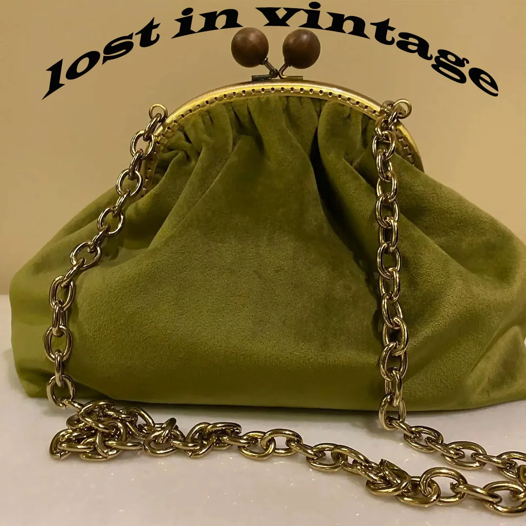 Lost in Vintage Velvet Bag Kisslock Bag Wooden Latch Bags Frame Clutch Smooth Gold Handle Evening Clutch Long Chain 26x18x8cm
Lost in Vintage Velvet Bag Kisslock Bag Wooden Latch Bags Frame Clutch Smooth Gold Handle Evening Clutch Long Chain 26x18x8cm