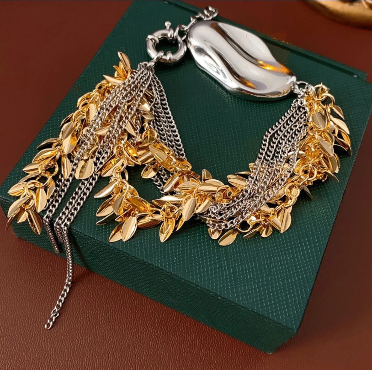 Luxury French niche design stylish irregular gold and silver crescent loops chain bracelet stylish high-end bracelet
Luxury French niche design stylish irregular gold and silver crescent loops chain bracelet stylish high-end bracelet