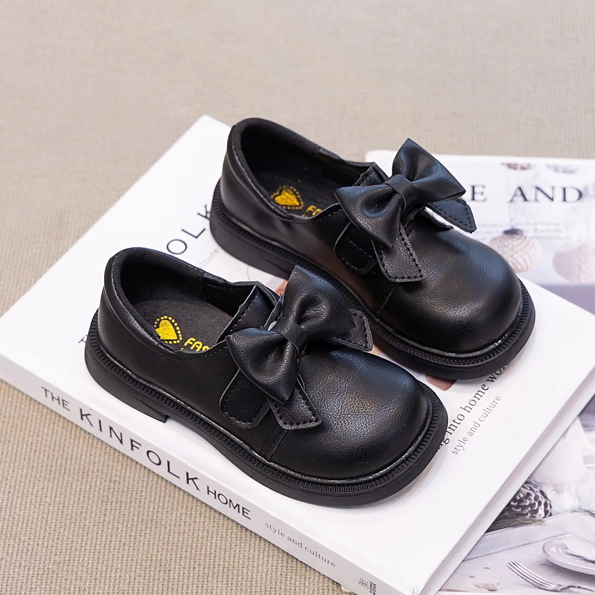 Новые черные туфли-принцессы 2026 года, новые осенние детские туфли на мягкой подошве для девочек, детские кроссовки
Новые черные туфли-принцессы 2026 года, новые осенние детские туфли на мягкой подошве для девочек, детские кроссовки