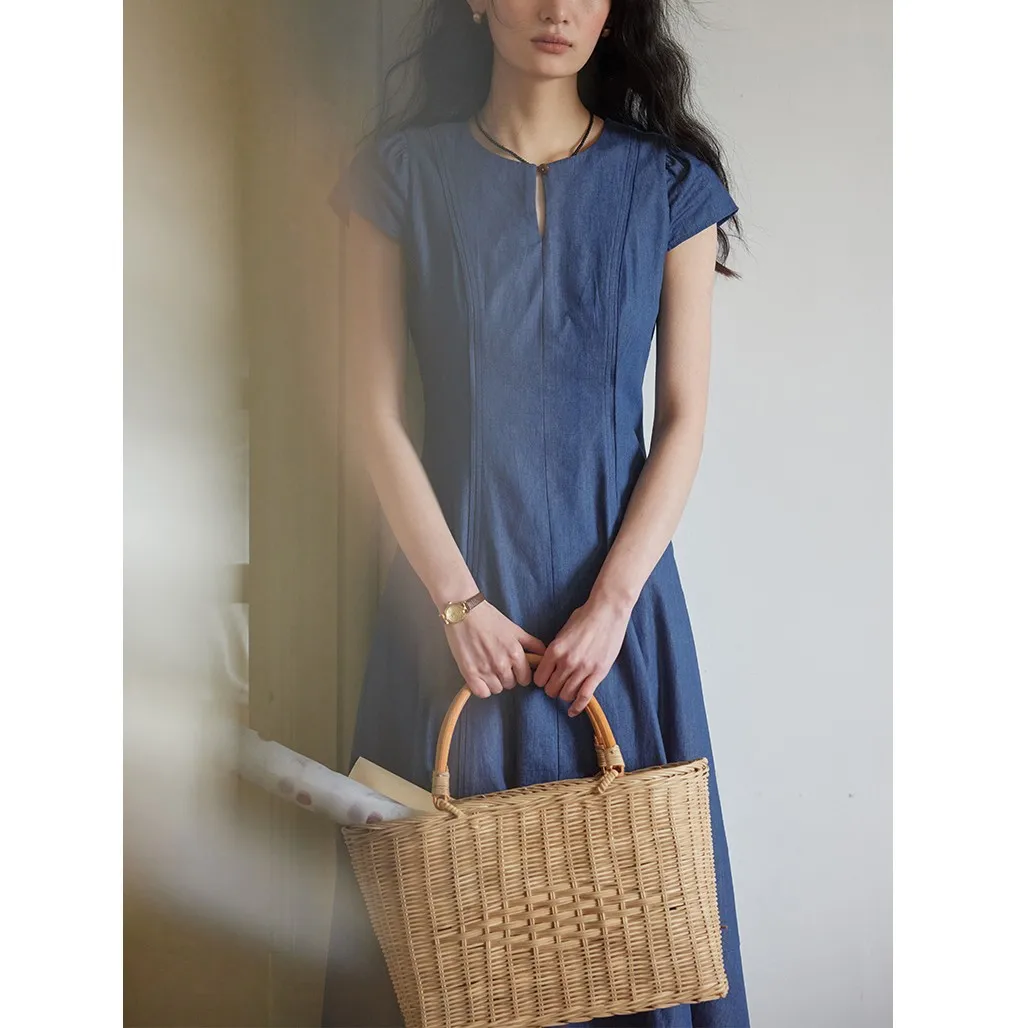 Dress French style one button round neck waist cinched dress for summer 2025 new style slim and stylish long dress
Dress French style one button round neck waist cinched dress for summer 2025 new style slim and stylish long dress