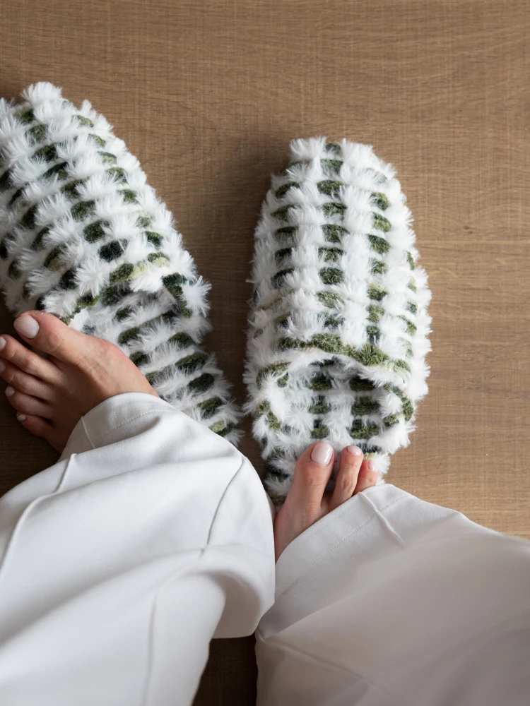 Soft Fleece Slippers Indoor Outdoor Wearable Anti-Slip New Bud Design Comfortable All Seasons Plush Slippers for Home Use
Soft Fleece Slippers Indoor Outdoor Wearable Anti-Slip New Bud Design Comfortable All Seasons Plush Slippers for Home Use